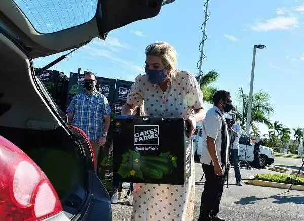 ivanka trump puts food box in car
