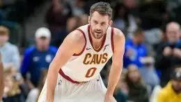 Kevin Love reacts to Kyrie Irving calling media 'pawns': 'A sure sign of disrespect'