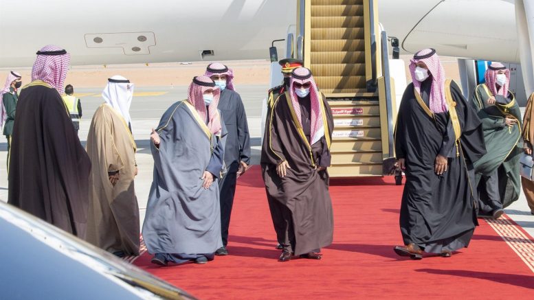 Qatar ruler lands in Saudi Arabia for summit to end blockade