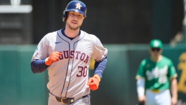 Deadspin | Astros reinstate OF Kyle Tucker (shin fracture)